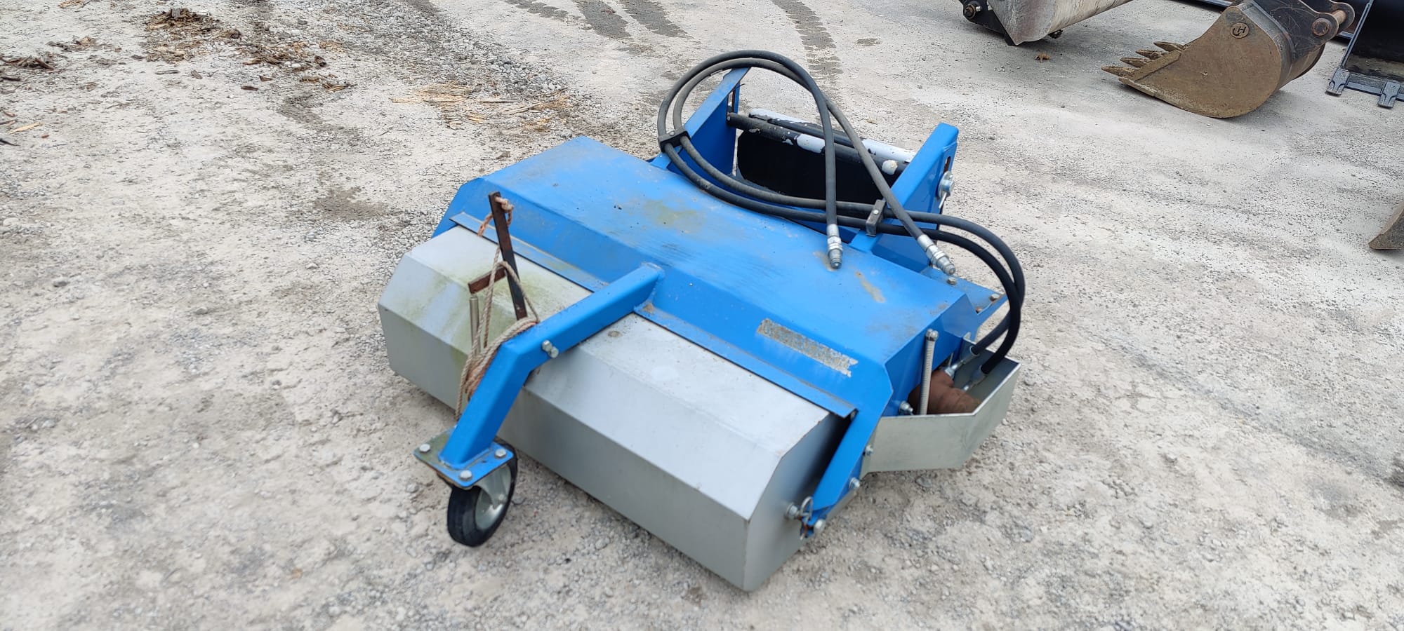 Kehrmaschine mit Multione/Avant Aufnahme 1.000 mm Kehrmaschine mit Multione/Avant Aufnahme 1.000 mm gebraucht kaufen