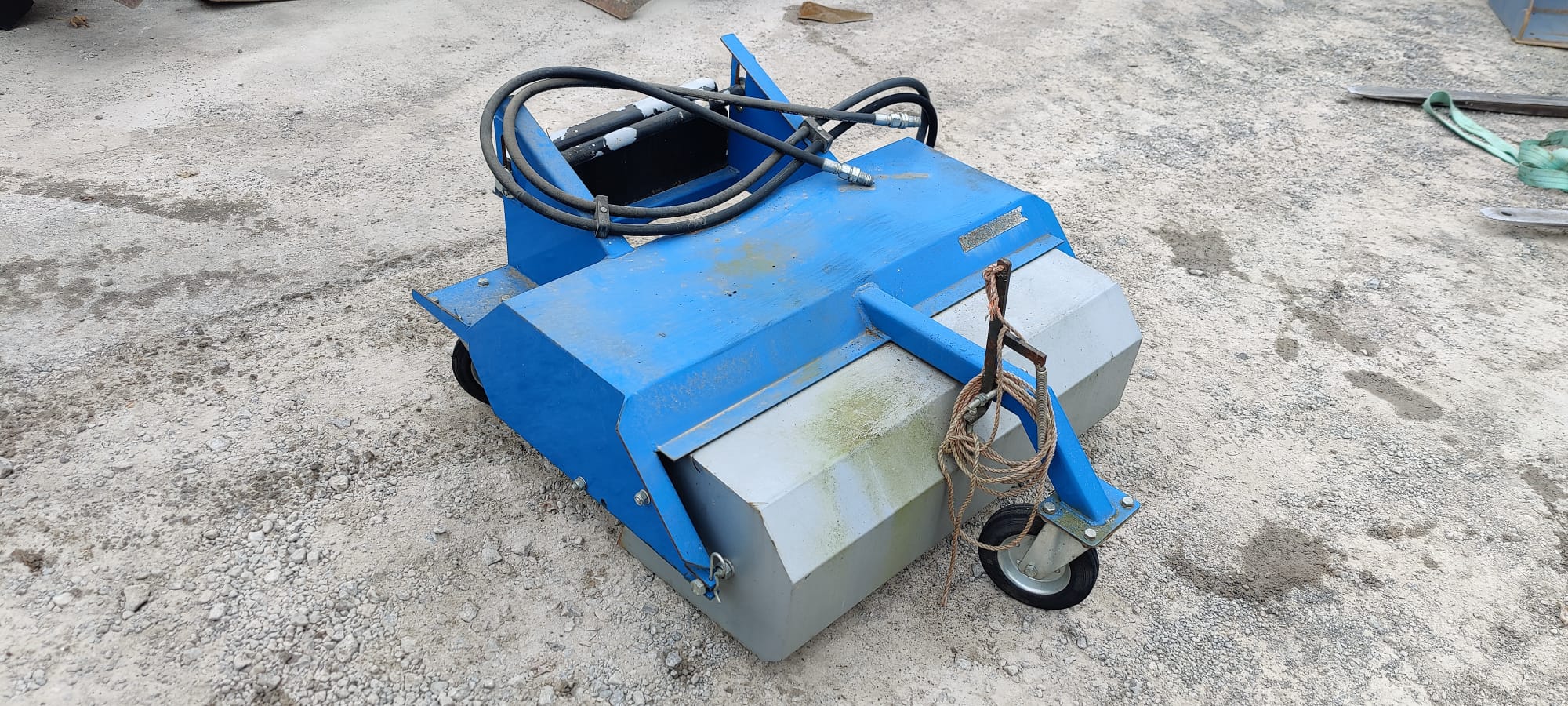 Kehrmaschine mit Multione/Avant Aufnahme 1.000 mm Kehrmaschine mit Multione/Avant Aufnahme 1.000 mm gebraucht kaufen