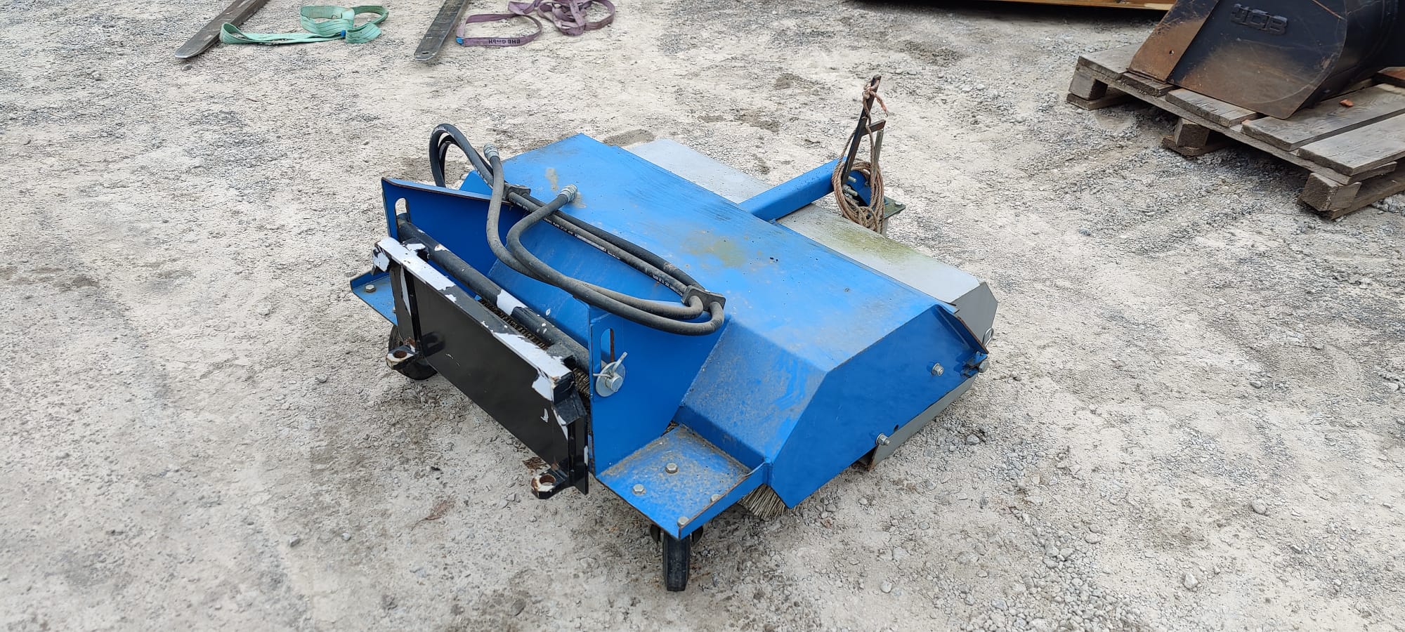 Kehrmaschine mit Multione/Avant Aufnahme 1.000 mm Kehrmaschine mit Multione/Avant Aufnahme 1.000 mm gebraucht kaufen