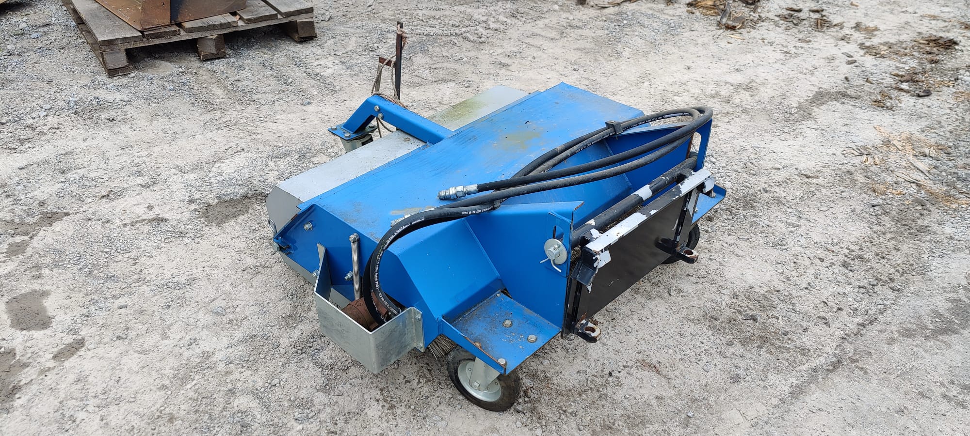 Kehrmaschine mit Multione/Avant Aufnahme 1.000 mm Kehrmaschine mit Multione/Avant Aufnahme 1.000 mm gebraucht kaufen