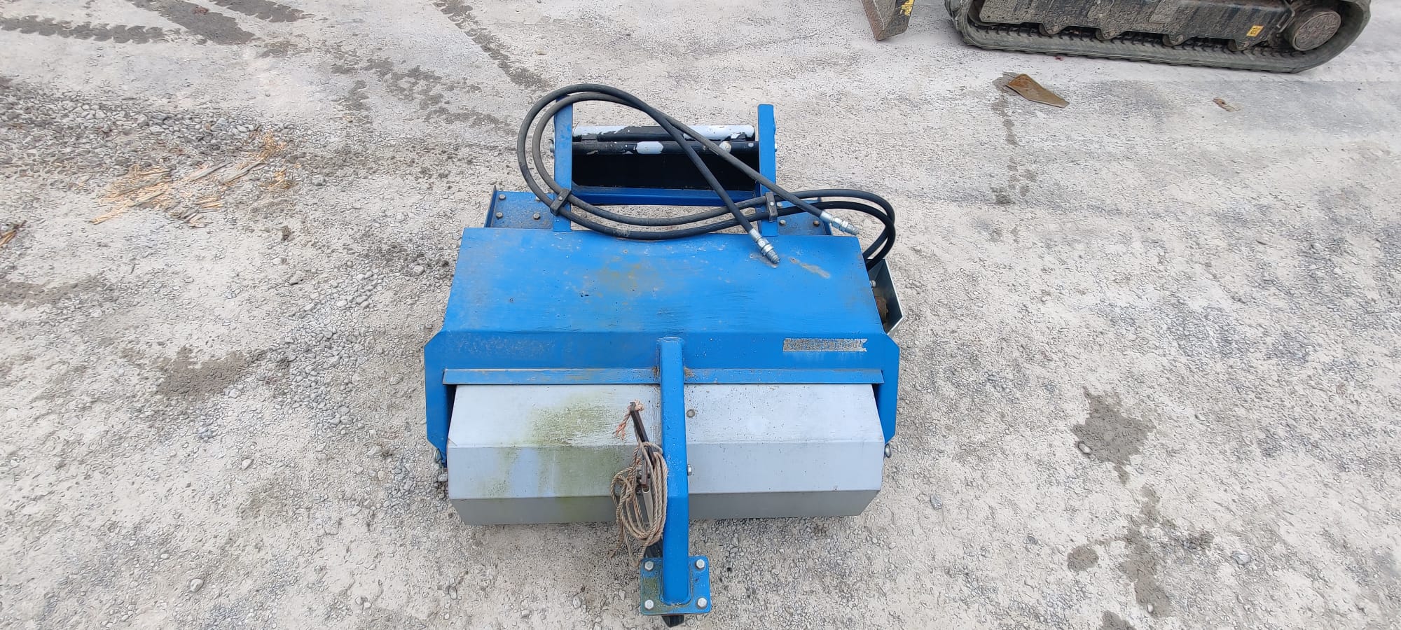 Kehrmaschine mit Multione/Avant Aufnahme 1.000 mm Kehrmaschine mit Multione/Avant Aufnahme 1.000 mm gebraucht kaufen