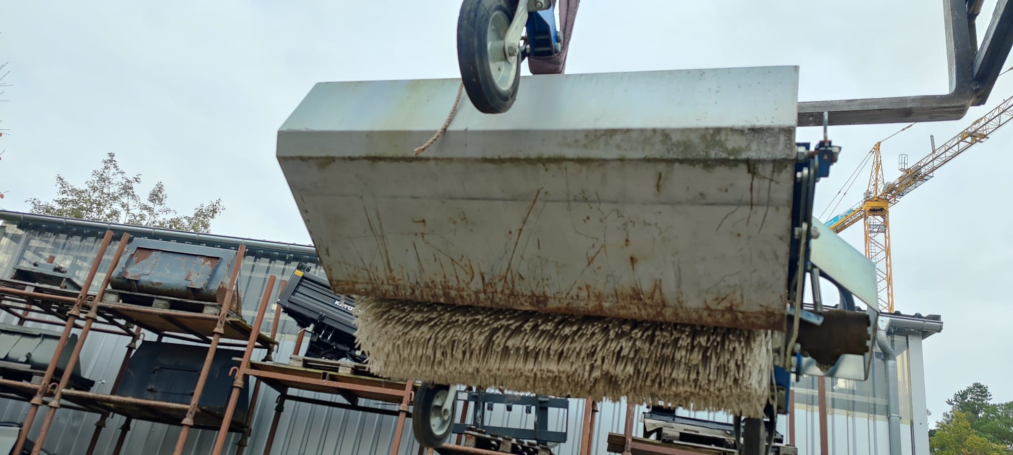 Kehrmaschine mit Multione/Avant Aufnahme 1.000 mm Kehrmaschine mit Multione/Avant Aufnahme 1.000 mm gebraucht kaufen