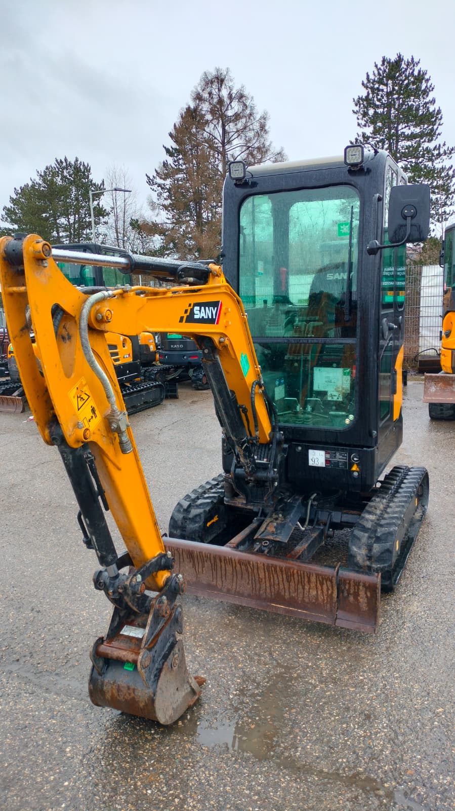 Von vorne gelber Bagger