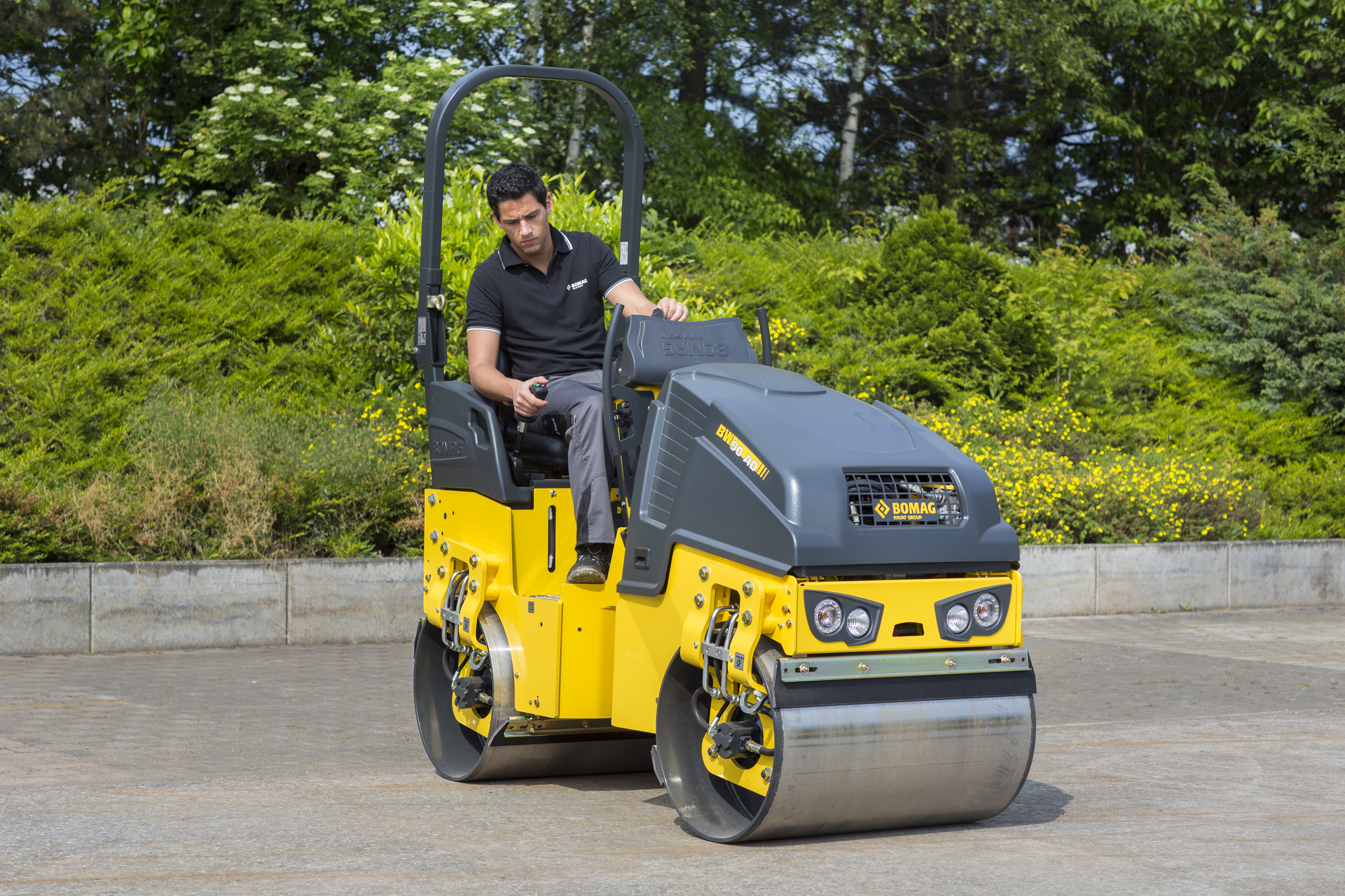 BOMAG BW 90 AD-5 Tandemvibrationswalze im Einsatz BOMAG BW 90 AD-5 Tandemvibrationswalze / BOMAG BW 90 AD-5 bei Niklaus Baugeräte mieten