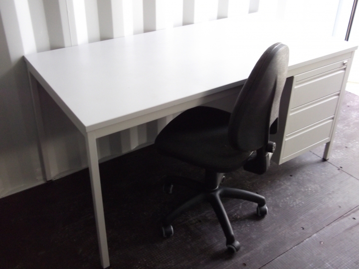 Schreibtisch für Wohn-/Bürocontainer