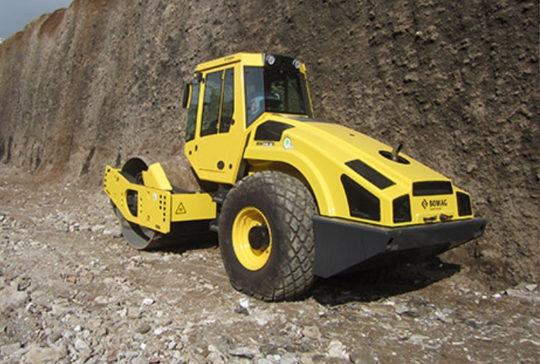 BOMAG BW 211 D-4 Walzenzug / BOMAG BW 211 D-4 Walzenzug bei Niklaus Baugeräte mieten