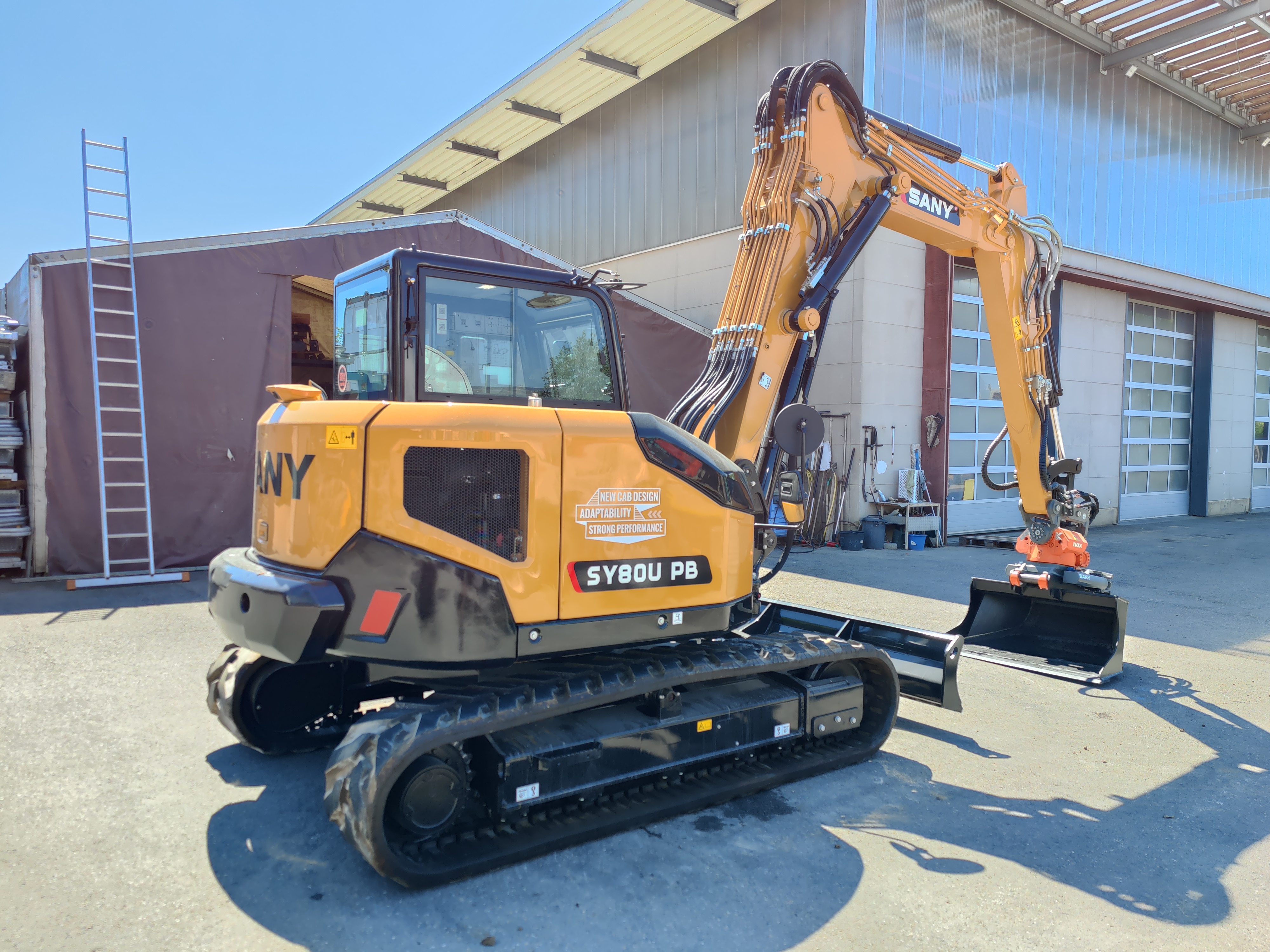 Sany SY 80 U-2PB Kurzheckbagger / Minibagger Sany SY 80 U-2PB Kurzheckbagger mieten Minibagger mit Verstellausleger bei Niklaus Baugeräte mieten