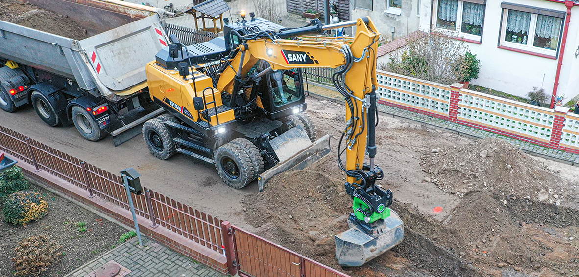 SANY SY 155 W Mobilbagger im Einsatz SANY SY 155 W Mobilbagger / Mobilbagger bei Niklaus Baugeräte mieten