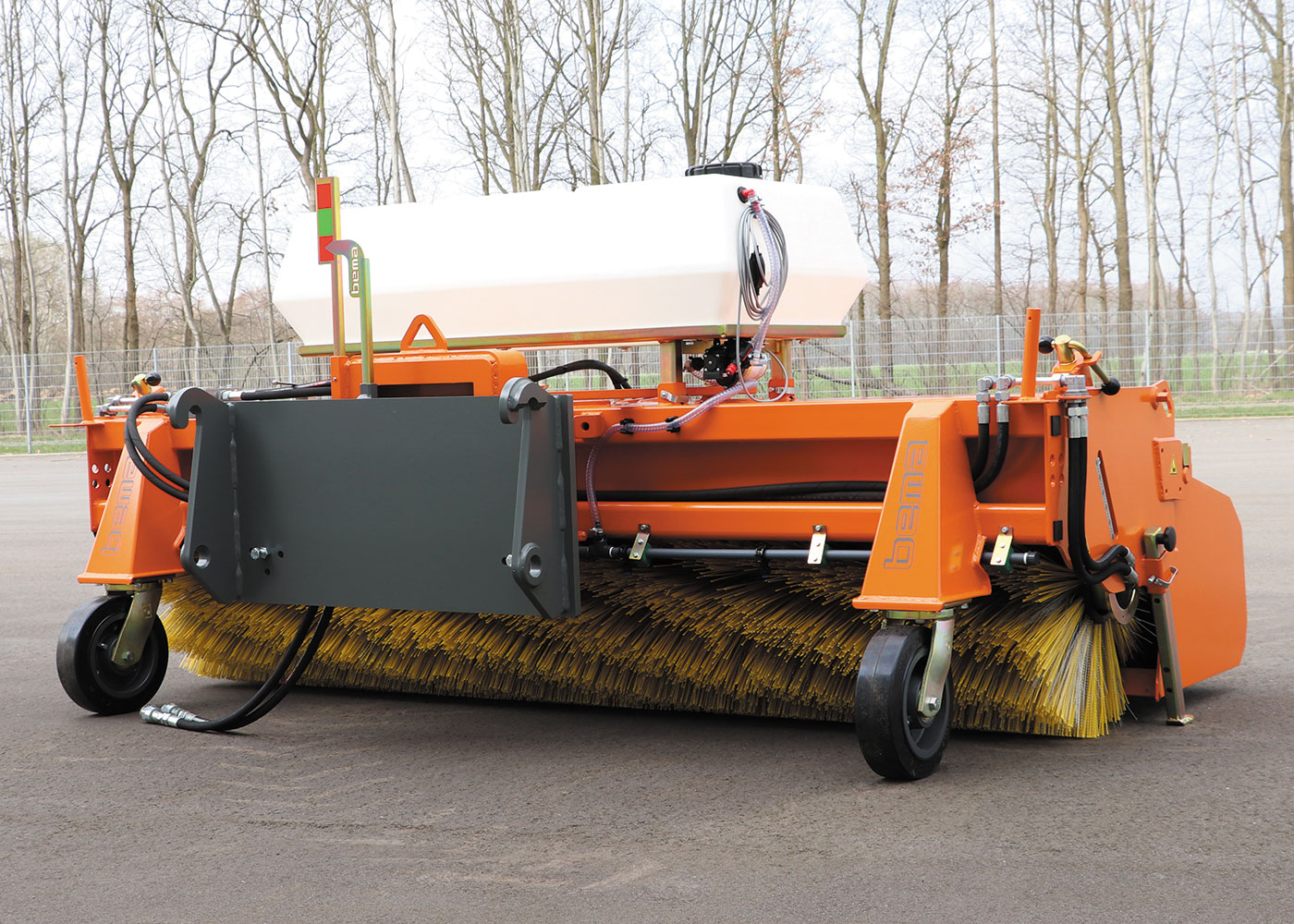 Kehrmaschine Bema 35 im Einsatz Bema 35 Kehrmaschine / Kehrmaschine bei Niklaus Baugeräte mieten