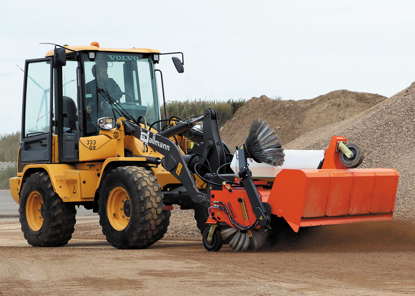 Kehrmaschine Bema 35 im Einsatz Bema 35 Kehrmaschine / Kehrmaschine bei Niklaus Baugeräte mieten