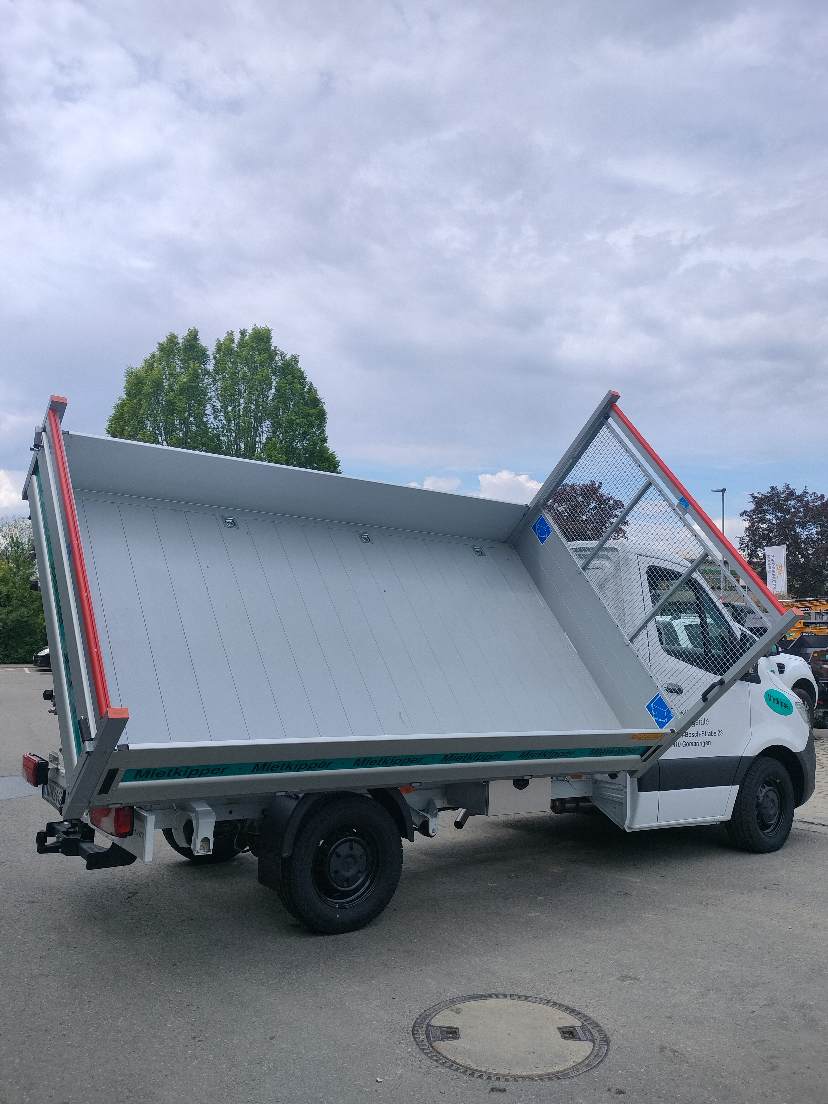 Dreiseitenkipper mieten Dreiseitenkipper Mercedes-Benz Sprinter 319 mieten