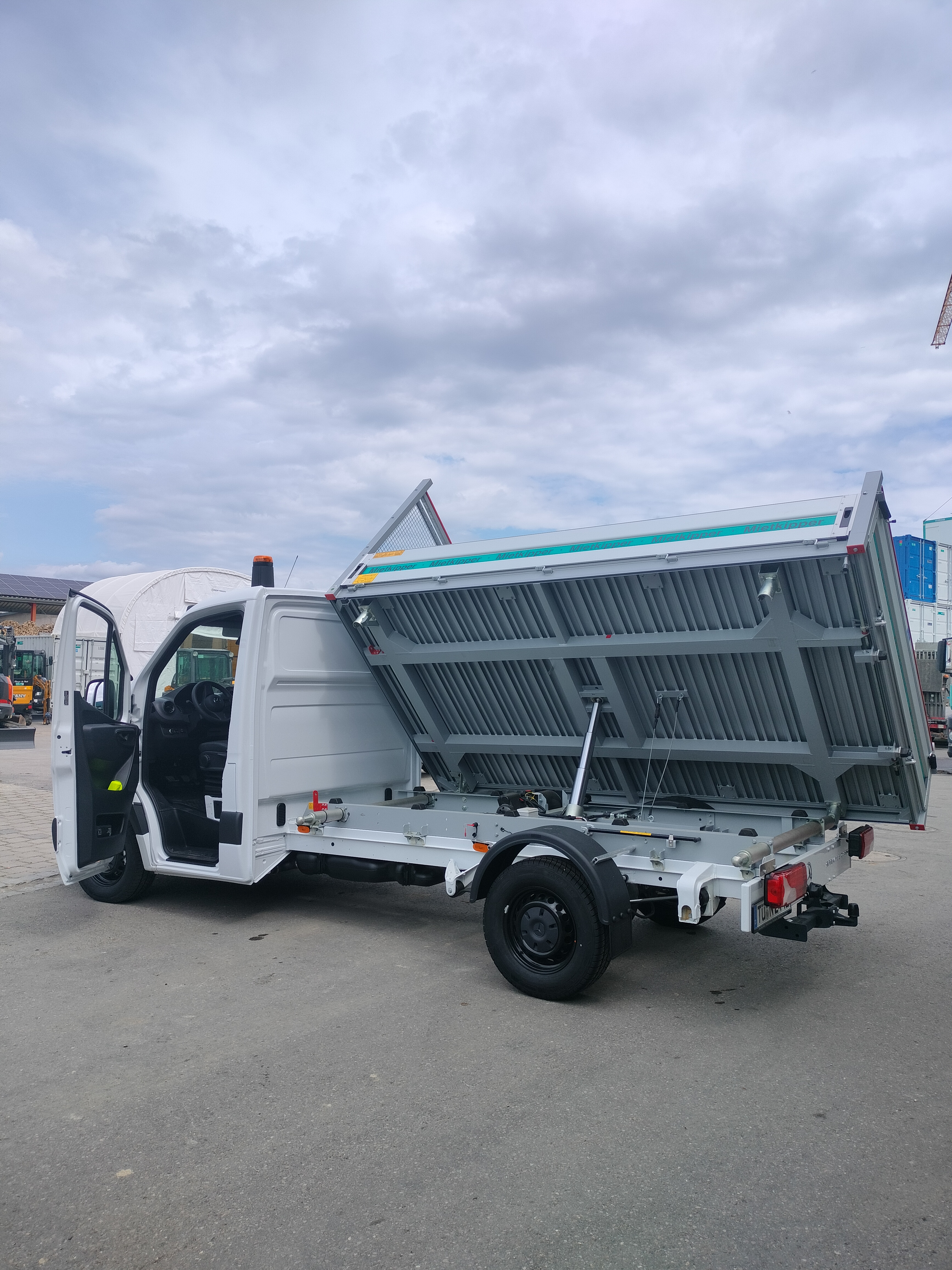 Dreiseitenkipper mieten Dreiseitenkipper Mercedes-Benz Sprinter 319 mieten