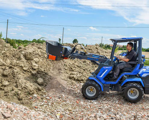 Radlader MultiOne 8.4s K im Einsatz MultiOne 8.4s K Radlader / Radlader bei Niklaus Baugeräte mieten