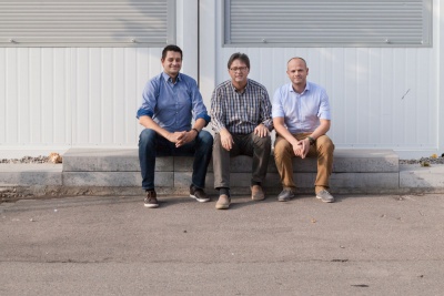 Die Projektverantwortlichen der Container-Schule - v.l.n.r. Željko Milovic (Containex), Gerald Pommranz (Niklaus Baugeräte), Alois Schwarzgruber (Containex) Die Projektverantwortlichen der Container-Schuler´ - v.l.n.r. Herr Milovic (Fa. Containex), Gerald Pommranz (Niklaus Baugeräte), Alois Schwarzgruber (Containex)