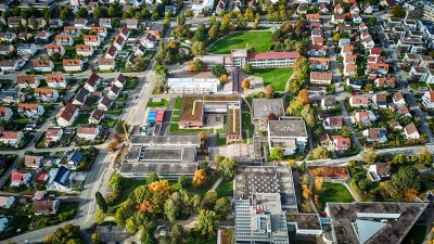 Das Container-Schulgebäude der Friedrich-List-Gemeinschaftsschule Mössingen aus der Luft 