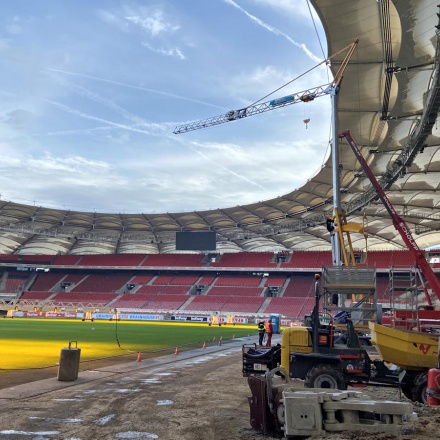 Der Selbstmontagekran Potain MA21 im Stadion