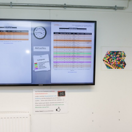 elektronisches Infosystem am Eingang der Container-Schule