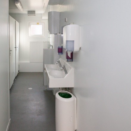 Für die Sanitäranlagen finden spezielle WC- und Sanitär-Module von Containex Verwendung